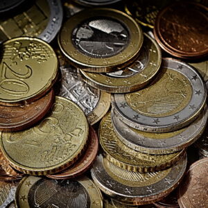 Verschiedene Cent- und Euro-Münzen