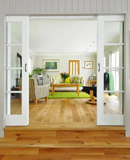 Treppe und Wohnzimmer mit hellem Holzboden